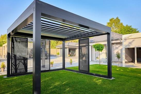 pergola bioclimatica installata su terrazzo a Roma
